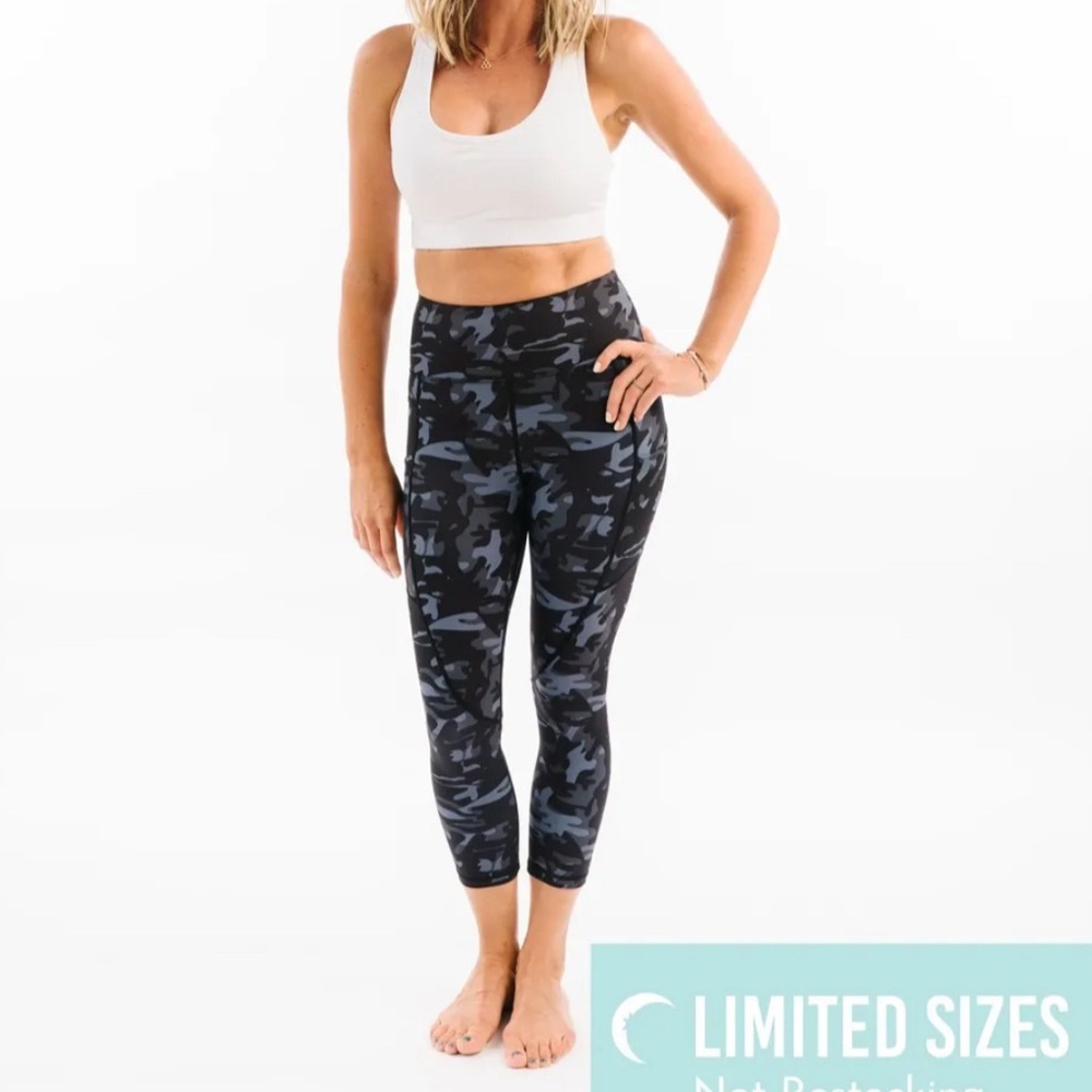 Zyia active Black & Gray Camo Pocket Light n Tight Hi-rise Capri